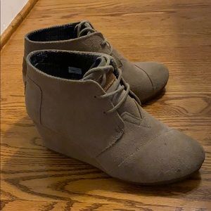 Toms Kala khaki suede wedge booties, size 8